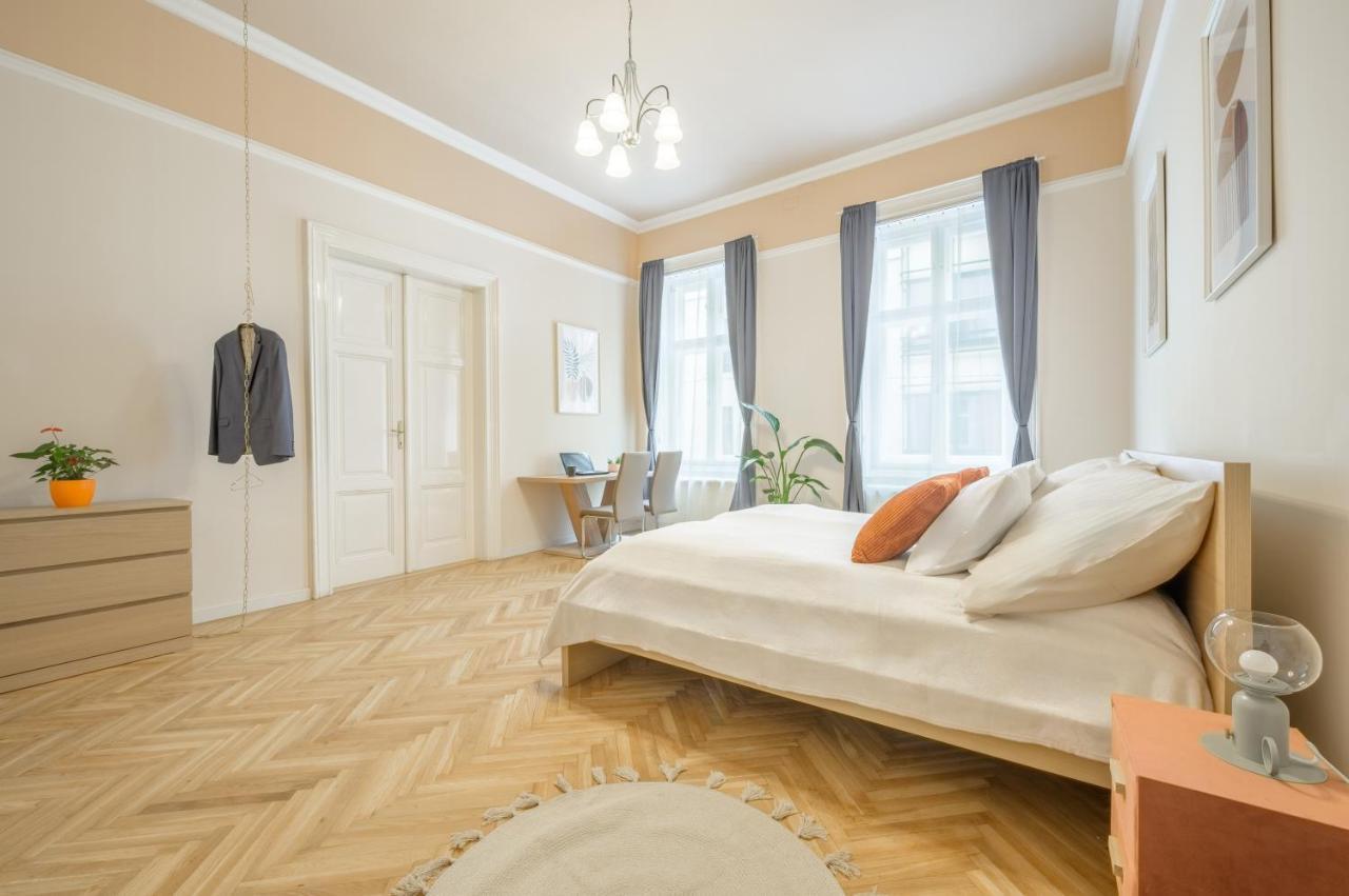 Best Seasons Andrassy Budapest Luaran gambar