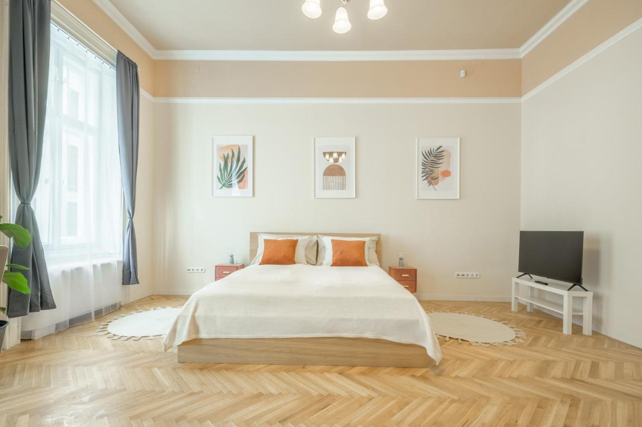 Best Seasons Andrassy Budapest Luaran gambar